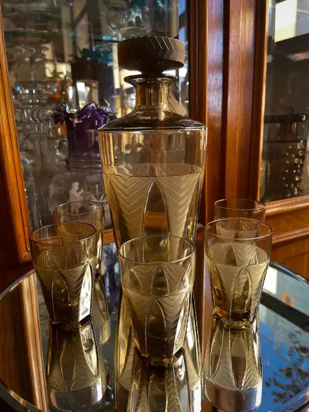 Foto de um(a) Antigo Conjunto Garrafa Licoreira E Copos Cristal Art Deco, da categoria de Garrafas. ~ Para servir e decorar ~ Antigo e excepcional serviço para licor composto por uma garrafa e cinco copinhos. Peças... Mostrado de uma perspectiva diferente. Vendido no marketplace Trésors.