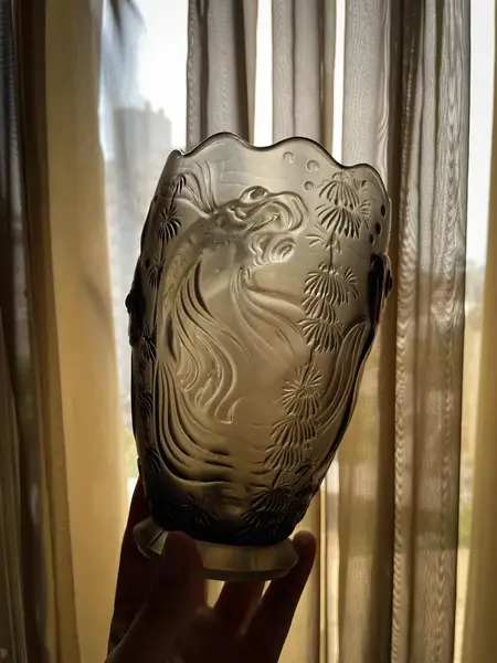 Foto de um(a) Antigo Vaso Vidro Tcheco Satiné Art Deco Peixes Barolac, da categoria de Vasos. ~ Josef Inwald - Barolac Glass ~Antigo e decorativo vaso artístico em vidro satiné com figuras de peixes em relevo, a... Mostrado de uma perspectiva diferente. Vendido no marketplace Trésors.