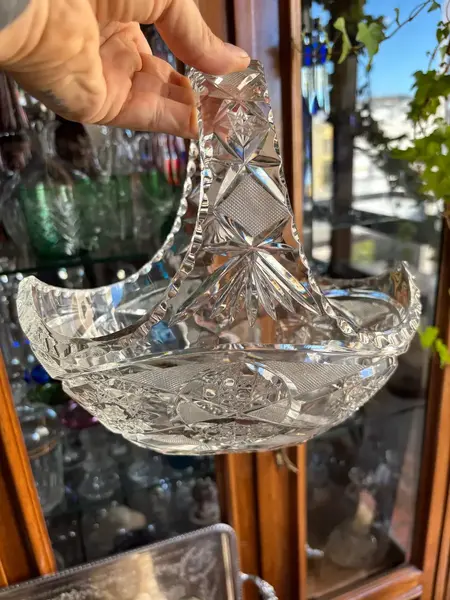 Foto de um(a) Antigo Centro De Mesa Vaso Cesta Decorativa Cristal Baccarat, da categoria de Cestos e Caixas. ~ Baccarat ~ Antiga cesta decorativa em cristal francês, peça super versátil para compor ambientes. Primorosa lapidação... Mostrado de uma perspectiva diferente. Vendido no marketplace Trésors.