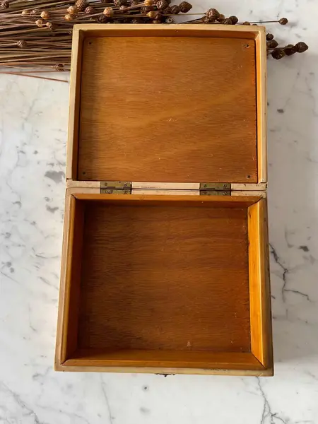 Foto de um(a) Antiga Obra Caixa Decorativa Porta Jóias Madeira Vitoriano, da categoria de Cestos e Caixas. Para quem gosta de peças exclusivas. Antiga e belíssima caixa decorativa porta jóias em madeira de lei, com revestimento de... Mostrado de uma perspectiva diferente. Vendido no marketplace Trésors.