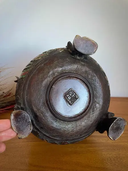 Foto de um(a) Antigo Raro Vaso Jarro Japonês Cães Fó Bronze Cloisonné XIX, da categoria de Vasos. Antigo e imponente vaso artístico com alças em bronze com Cloisonné, peça de excelente qualidade. Linda decoração com flores... Mostrado de uma perspectiva diferente. Vendido no marketplace Trésors.