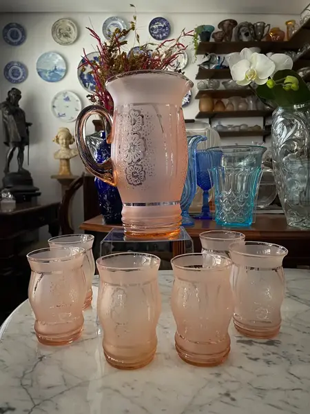 Foto de um(a) Antigo Conjunto Jarra Com Seis Copos Cristal Francês Satiné, da categoria de Jogos de taças e copos. Antigo e finíssimo conjunto de jarra com copos, serviço para seis pessoas. Peças artísticas em cristal francês, com detalhes... Mostrado de uma perspectiva diferente. Vendido no marketplace Trésors.