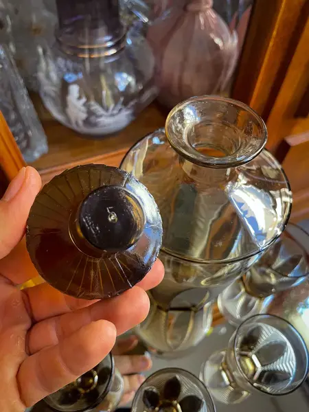 Foto de um(a) Antigo Conjunto Garrafa Licoreira E Copos Cristal Art Deco, da categoria de Garrafas. ~ Para servir e decorar ~ Antigo e excepcional serviço para licor composto por uma garrafa e cinco copinhos. Peças... Mostrado de uma perspectiva diferente. Vendido no marketplace Trésors.