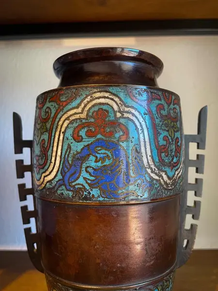 Foto de um(a) Antigo Vaso Jarro Oriental Com Dragão Em Bronze Cloisonné, da categoria de Vasos. Antigo e super diferente vaso em bronze artístico japonês, técnica de trabalho feito à mão chamado de Cloisonné. Na frente... Mostrado de uma perspectiva diferente. Vendido no marketplace Trésors.