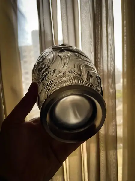Foto de um(a) Antigo Vaso Vidro Tcheco Satiné Art Deco Peixes Barolac, da categoria de Vasos. ~ Josef Inwald - Barolac Glass ~Antigo e decorativo vaso artístico em vidro satiné com figuras de peixes em relevo, a... Mostrado de uma perspectiva diferente. Vendido no marketplace Trésors.