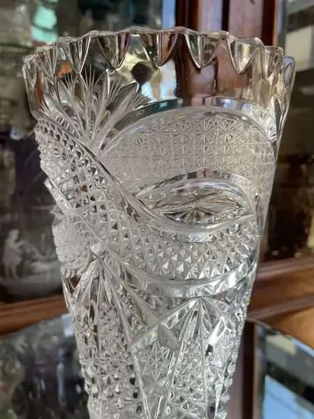 Foto de um(a) Antigo Raro Jarro Vaso Boca Larga Em Cristal Tcheco Lapidado, da categoria de Vasos. Antigo e clássico vaso artístico em cristal Tcheco lapidado à mão. Lapidação estrelada e ponta de diamante, uma beleza! Peça... Mostrado de uma perspectiva diferente. Vendido no marketplace Trésors.