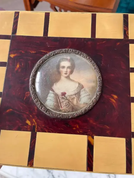 Foto de um(a) Antiga Obra Caixa Decorativa Porta Jóias Madeira Vitoriano, da categoria de Cestos e Caixas. Para quem gosta de peças exclusivas. Antiga e belíssima caixa decorativa porta jóias em madeira de lei, com revestimento de... Mostrado de uma perspectiva diferente. Vendido no marketplace Trésors.