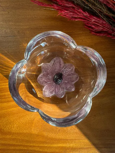 Foto de um(a) Antiga Escultura Flor Em Cristal Bowl Decorativo Daum Nancy, da categoria de Centro de mesa. ~ Daum Nancy ~Antigo e luxuoso bowl artístico em bloco maciço de cristal francês, decoração central com flor lapidada à mão.... Mostrado de uma perspectiva diferente. Vendido no marketplace Trésors.