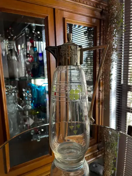 Foto de um(a) Antiga Jarra Claret Jug Galheteiro Cristal Francês Art Deco, da categoria de Jarros. Antiga e fina jarrinha "claret jug" em cristal francês com primorosa lapidação feita à mão, diferente decoração com trevos... Mostrado de uma perspectiva diferente. Vendido no marketplace Trésors.