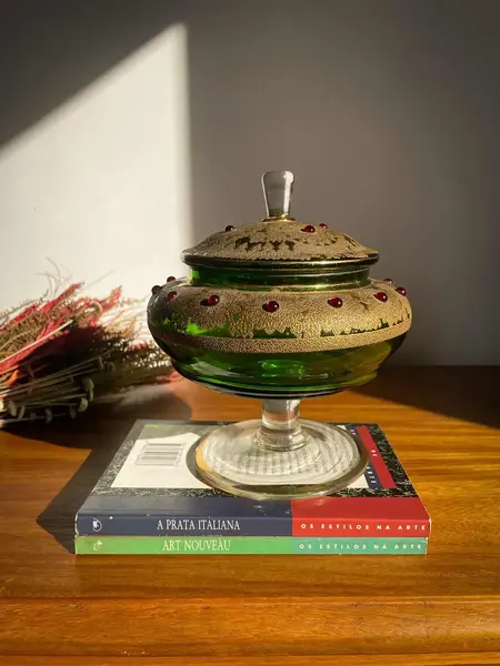 Foto de um(a) Antiga Bomboniere Compoteira Em Cristal Murano Veneziano, da categoria de Garrafas, potes e jarros. Murano Veneziano com ouro. Antiga bomboniere artística do período Vitoriano, início do século XX. Toda pintada à mão com... Mostrado de uma perspectiva diferente. Vendido no marketplace Trésors.