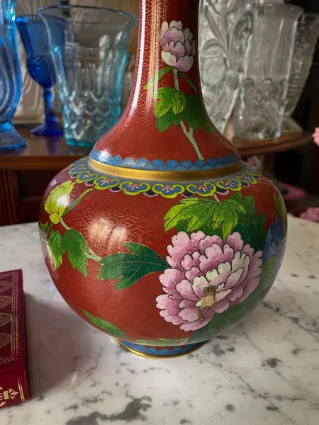 Foto de um(a) Antigo Par De Vasos Jarros Orientais Em Bronze Cloisonné, da categoria de Vasos. ~ Cloisonné ~Antigo e belíssimo par de vasos decorativos em bronze esmaltados à mão. Essa técnica de trabalho em esmalte na... Mostrado de uma perspectiva diferente. Vendido no marketplace Trésors.
