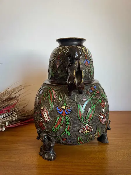 Foto de um(a) Antigo Raro Vaso Jarro Japonês Cães Fó Bronze Cloisonné XIX, da categoria de Vasos. Antigo e imponente vaso artístico com alças em bronze com Cloisonné, peça de excelente qualidade. Linda decoração com flores... Mostrado de uma perspectiva diferente. Vendido no marketplace Trésors.