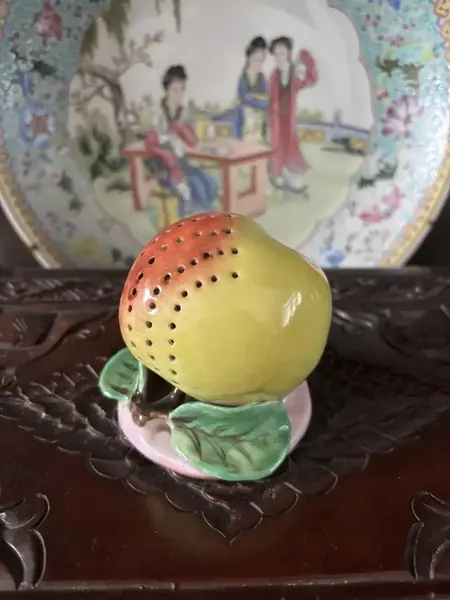 Foto de um(a) Antigo Raro Paliteiro Fruta Porcelana Francesa Vieux Paris, da categoria de Paliteiros. Raro paliteiro de coleção, em porcelana francesa do século XIX, no formato de fruta.Altura 12cm. Mostrado de uma perspectiva diferente. Vendido no marketplace Trésors.