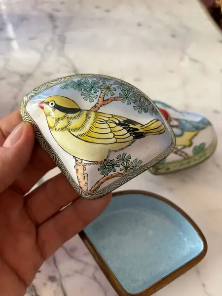 Foto de um(a) Antigo Par De Caixinhas Decorativas Colecionáveis Pássaros, da categoria de Cestos e Caixas. Antigo e maravilhoso par de caixinhas decorativas em metal esmaltado à mão com decoração de pássaros. Bastante riqueza de... Mostrado de uma perspectiva diferente. Vendido no marketplace Trésors.