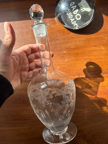 Foto de um(a) Antiga Garrafa Licoreira Em Cristal Francês Saint Louis, da categoria de Garrafas. Antiga e fina garrafa, licoreira decorativa em cristal francês, da renomada Cristallerie Saint Louis. Lapidada à mão. Década... Mostrado de uma perspectiva diferente. Vendido no marketplace Trésors.