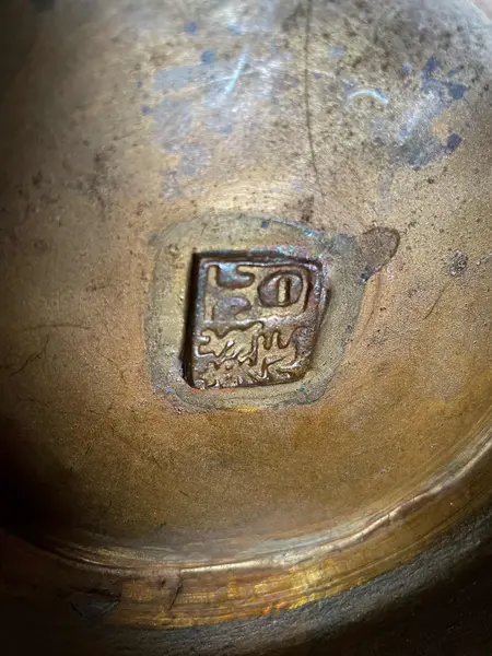 Foto de um(a) Antigo Vaso Com Alças Japonês Oriental Em Bronze Cloisonné, da categoria de Vasos. Antigo e importante vaso artístico com alças em bronze com Cloisonné, peça de excelente qualidade. Cada lado da peça segue... Mostrado de uma perspectiva diferente. Vendido no marketplace Trésors.