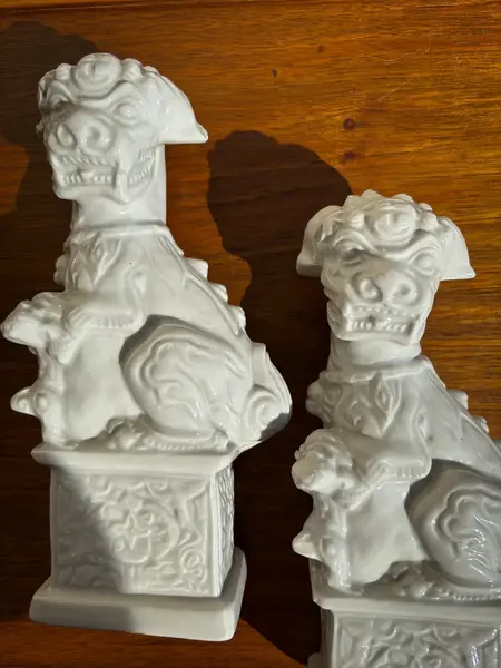 Foto de um(a) Antiga Escultura Par Cães De Fó Porcelana Chinesa Oriental, da categoria de Escultura. Os guardiões. Antigo e lindo par de Cães de Fó em faiança chinesa vitrificada. Peças artísticas, e com muita riqueza de... Mostrado de uma perspectiva diferente. Vendido no marketplace Trésors.