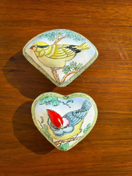Foto de um(a) Antigo Par De Caixinhas Decorativas Colecionáveis Pássaros, da categoria de Cestos e Caixas. Antigo e maravilhoso par de caixinhas decorativas em metal esmaltado à mão com decoração de pássaros. Bastante riqueza de... Mostrado de uma perspectiva diferente. Vendido no marketplace Trésors.