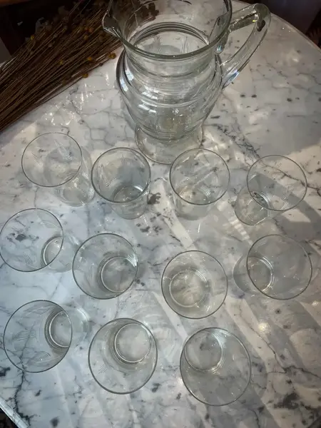 Foto de um(a) Antigo Conjunto De Jarra Com 11 Copos Em Cristal Lapidado, da categoria de Garrafas, potes e jarros. Antiga jarra com 11 copos em cristal europeu lapidado à mão. Meados do século XX. Medidas jarra 21x17 cada Medidas copos... Mostrado de uma perspectiva diferente. Vendido no marketplace Trésors.
