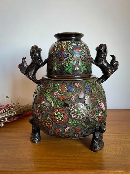 Foto de um(a) Antigo Raro Vaso Jarro Japonês Cães Fó Bronze Cloisonné XIX, da categoria de Vasos. Antigo e imponente vaso artístico com alças em bronze com Cloisonné, peça de excelente qualidade. Linda decoração com flores... Mostrado de uma perspectiva diferente. Vendido no marketplace Trésors.