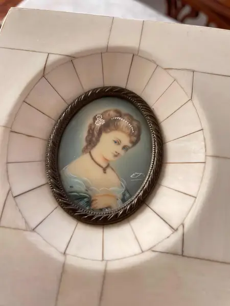 Foto de um(a) Antigo Quadro Camafeu Portrait Miniature Pintura Óleo Marfim, da categoria de Objetos de parede. Antigo quadrinho camafeu (Portrait Miniature). Armação em marfim, com lindo busto de dama pintado à mão em folha de marfim.... Mostrado de uma perspectiva diferente. Vendido no marketplace Trésors.