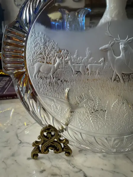 Foto de um(a) Antiga Bandeja Decorativa Com Alces Em Cristal Francês, da categoria de Bandejas. Para quem gosta de peças exclusivas.Antiga e grande bandeja em cristal francês, decorada com figuras de alces lapidados à... Mostrado de uma perspectiva diferente. Vendido no marketplace Trésors.