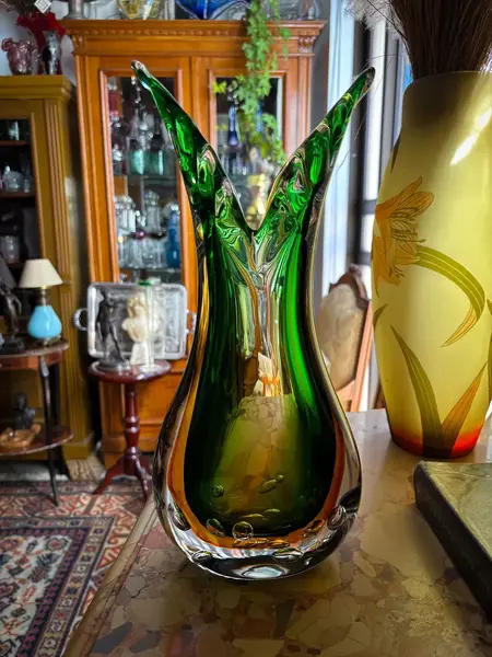 Foto de um(a) Antigo Vaso Jarro Art Deco Em Murano Italiano Bullicante, da categoria de Vasos. Antigo e belíssimo vaso artístico em Murano italiano. Lindas cores, e decoração com bolhas na base, técnica de trabalho... Mostrado de uma perspectiva diferente. Vendido no marketplace Trésors.