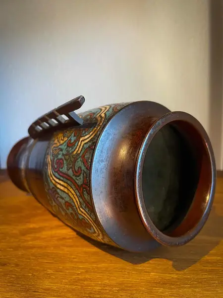 Foto de um(a) Antigo Vaso Jarro Oriental Com Dragão Em Bronze Cloisonné, da categoria de Vasos. Antigo e super diferente vaso em bronze artístico japonês, técnica de trabalho feito à mão chamado de Cloisonné. Na frente... Mostrado de uma perspectiva diferente. Vendido no marketplace Trésors.