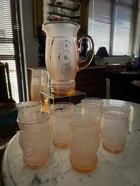 Foto de um(a) Antigo Conjunto Jarra Com Seis Copos Cristal Francês Satiné, da categoria de Jogos de taças e copos. Antigo e finíssimo conjunto de jarra com copos, serviço para seis pessoas. Peças artísticas em cristal francês, com detalhes... Mostrado de uma perspectiva diferente. Vendido no marketplace Trésors.