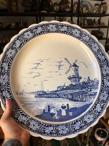 Foto de um(a) Antigos Pratos Medalhões Porcelana Azul E Branco Delft Blue, da categoria de Pratos Decorativos. ~ Delft Blue ~ Antigo e raro conjunto com quatro grandes pratos/medalhões decorativos em porcelana artística, da renomada... Mostrado de uma perspectiva diferente. Vendido no marketplace Trésors.