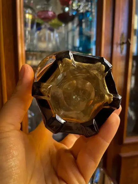 Foto de um(a) Antigo Conjunto Garrafa Licoreira E Copos Cristal Art Deco, da categoria de Garrafas. ~ Para servir e decorar ~ Antigo e excepcional serviço para licor composto por uma garrafa e cinco copinhos. Peças... Mostrado de uma perspectiva diferente. Vendido no marketplace Trésors.