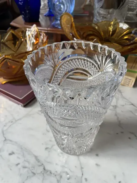 Foto de um(a) Antigo Raro Jarro Vaso Boca Larga Em Cristal Tcheco Lapidado, da categoria de Vasos. Antigo e clássico vaso artístico em cristal Tcheco lapidado à mão. Lapidação estrelada e ponta de diamante, uma beleza! Peça... Mostrado de uma perspectiva diferente. Vendido no marketplace Trésors.