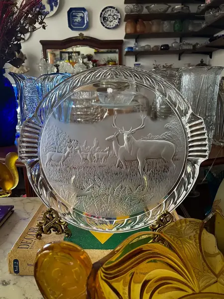 Foto de um(a) Antiga Bandeja Decorativa Com Alces Em Cristal Francês, da categoria de Bandejas. Para quem gosta de peças exclusivas.Antiga e grande bandeja em cristal francês, decorada com figuras de alces lapidados à... Mostrado de uma perspectiva diferente. Vendido no marketplace Trésors.