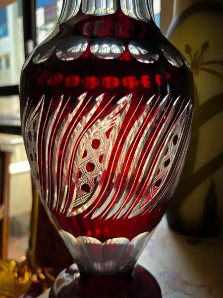 Foto de um(a) Antigo Grande Vaso Jarro Em Cristal Baccarat Lapidado Bordô, da categoria de Vasos. Antigo e grande vaso em cristal europeu doublé na cor bordô. Em contato com a luz ele fica com um tom mais avermelhado,... Mostrado de uma perspectiva diferente. Vendido no marketplace Trésors.