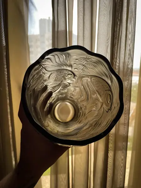 Foto de um(a) Antigo Vaso Vidro Tcheco Satiné Art Deco Peixes Barolac, da categoria de Vasos. ~ Josef Inwald - Barolac Glass ~Antigo e decorativo vaso artístico em vidro satiné com figuras de peixes em relevo, a... Mostrado de uma perspectiva diferente. Vendido no marketplace Trésors.