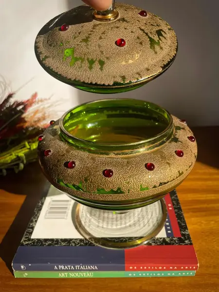 Foto de um(a) Antiga Bomboniere Compoteira Em Cristal Murano Veneziano, da categoria de Garrafas, potes e jarros. Murano Veneziano com ouro. Antiga bomboniere artística do período Vitoriano, início do século XX. Toda pintada à mão com... Mostrado de uma perspectiva diferente. Vendido no marketplace Trésors.