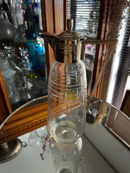 Foto de um(a) Antiga Jarra Claret Jug Galheteiro Cristal Francês Art Deco, da categoria de Jarros. Antiga e fina jarrinha "claret jug" em cristal francês com primorosa lapidação feita à mão, diferente decoração com trevos... Mostrado de uma perspectiva diferente. Vendido no marketplace Trésors.