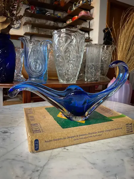 Foto de um(a) Antiga Cornucópia Bowl Decorativo Centro De Mesa Em Murano, da categoria de Vasos. ~ Italy Glass ~Um Murano de tirar o fôlego. Antigo bowl decorativo ou centro de mesa em Murano em tons azuis, o formato é... Mostrado de uma perspectiva diferente. Vendido no marketplace Trésors.