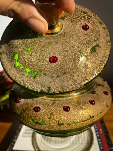 Foto de um(a) Antiga Bomboniere Compoteira Em Cristal Murano Veneziano, da categoria de Garrafas, potes e jarros. Murano Veneziano com ouro. Antiga bomboniere artística do período Vitoriano, início do século XX. Toda pintada à mão com... Mostrado de uma perspectiva diferente. Vendido no marketplace Trésors.