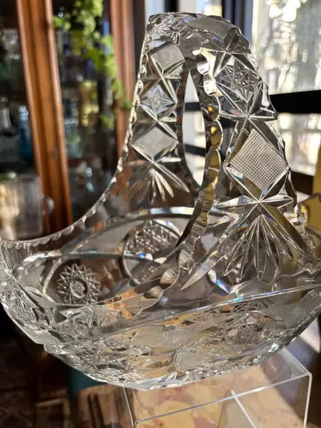 Foto de um(a) Antigo Centro De Mesa Vaso Cesta Decorativa Cristal Baccarat, da categoria de Cestos e Caixas. ~ Baccarat ~ Antiga cesta decorativa em cristal francês, peça super versátil para compor ambientes. Primorosa lapidação... Mostrado de uma perspectiva diferente. Vendido no marketplace Trésors.