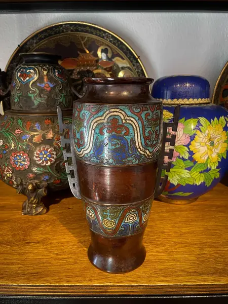 Foto de um(a) Antigo Vaso Jarro Oriental Com Dragão Em Bronze Cloisonné, da categoria de Vasos. Antigo e super diferente vaso em bronze artístico japonês, técnica de trabalho feito à mão chamado de Cloisonné. Na frente... Mostrado de uma perspectiva diferente. Vendido no marketplace Trésors.