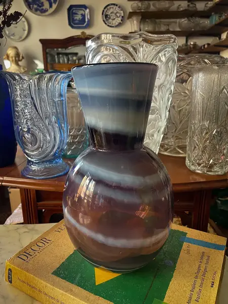 Foto de um(a) Antigo Grande Vaso Art Deco Em Murano Italiano Opalescente, da categoria de Vasos. ~ Italy Glass ~Antigo e grande vaso artístico em Murano em tons de lilás e branco leitoso. As cores são fascinantes, super... Mostrado de uma perspectiva diferente. Vendido no marketplace Trésors.