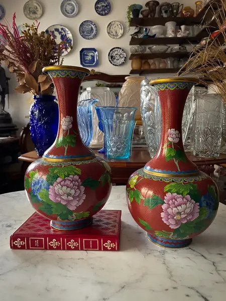 Foto de um(a) Antigo Par De Vasos Jarros Orientais Em Bronze Cloisonné, da categoria de Vasos. ~ Cloisonné ~Antigo e belíssimo par de vasos decorativos em bronze esmaltados à mão. Essa técnica de trabalho em esmalte na... Mostrado de uma perspectiva diferente. Vendido no marketplace Trésors.
