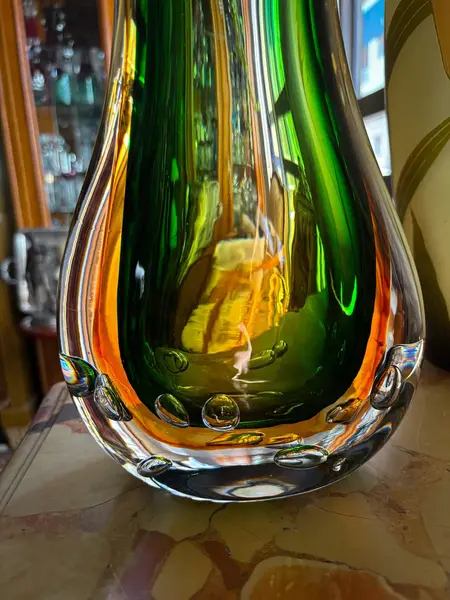 Foto de um(a) Antigo Vaso Jarro Art Deco Em Murano Italiano Bullicante, da categoria de Vasos. Antigo e belíssimo vaso artístico em Murano italiano. Lindas cores, e decoração com bolhas na base, técnica de trabalho... Mostrado de uma perspectiva diferente. Vendido no marketplace Trésors.