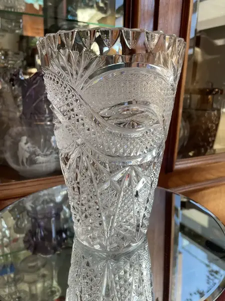 Foto de um(a) Antigo Raro Jarro Vaso Boca Larga Em Cristal Tcheco Lapidado, da categoria de Vasos. Antigo e clássico vaso artístico em cristal Tcheco lapidado à mão. Lapidação estrelada e ponta de diamante, uma beleza! Peça... Mostrado de uma perspectiva diferente. Vendido no marketplace Trésors.