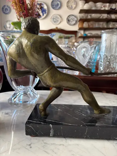 Foto de um(a) Antiga Escultura Masculina Art Deco Bronze Salvatore Riolo, da categoria de Escultura. Salvatore Riolo / Boatman Antigo e importante bloco escultórico em pétit bronze francês, com selo de autenticidade, base em... Mostrado de uma perspectiva diferente. Vendido no marketplace Trésors.