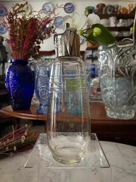 Foto de um(a) Antiga Jarra Claret Jug Galheteiro Cristal Francês Art Deco, da categoria de Jarros. Antiga e fina jarrinha "claret jug" em cristal francês com primorosa lapidação feita à mão, diferente decoração com trevos... Mostrado de uma perspectiva diferente. Vendido no marketplace Trésors.