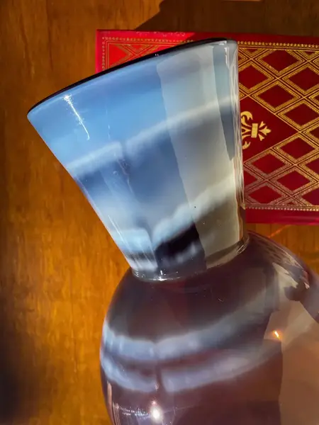 Foto de um(a) Antigo Grande Vaso Art Deco Em Murano Italiano Opalescente, da categoria de Vasos. ~ Italy Glass ~Antigo e grande vaso artístico em Murano em tons de lilás e branco leitoso. As cores são fascinantes, super... Mostrado de uma perspectiva diferente. Vendido no marketplace Trésors.