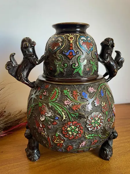 Foto de um(a) Antigo Raro Vaso Jarro Japonês Cães Fó Bronze Cloisonné XIX, da categoria de Vasos. Antigo e imponente vaso artístico com alças em bronze com Cloisonné, peça de excelente qualidade. Linda decoração com flores... Mostrado de uma perspectiva diferente. Vendido no marketplace Trésors.