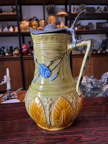 Foto de um(a) Antigo Raro Jarro Para Vinho Em Majolica Faiança Alemã, da categoria de Jarros. Antigo e raro jarro para servir vinho em majólica/faiança alemã vitrificada. Decoração floral em relevo e tampa em estanho.... Mostrado de uma perspectiva diferente. Vendido no marketplace Trésors.